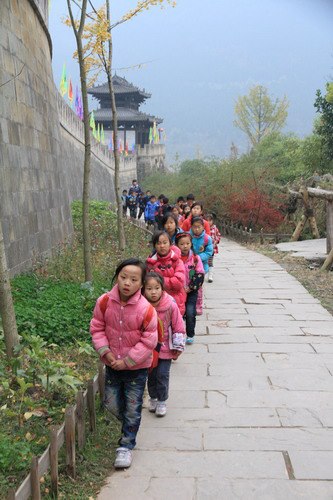 เด็กนักเรียนเดินเลียบกำแพงเมืองเจาฮว่า